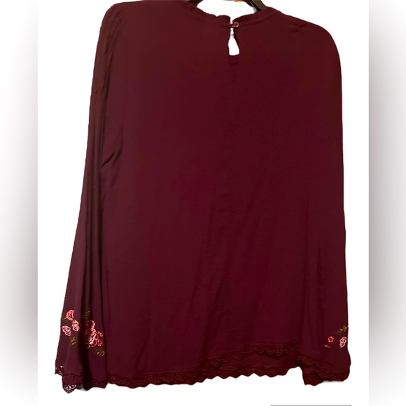 GUC Time and Tru Top Womens Small Maroon Bell Sleeve Floral Crinkle Embroidered - Picture 3 of 7